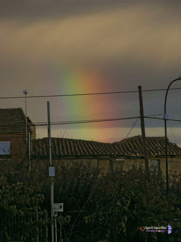 Arco Iris entre cables. 8 de Noviembre del 2010-2.jpg